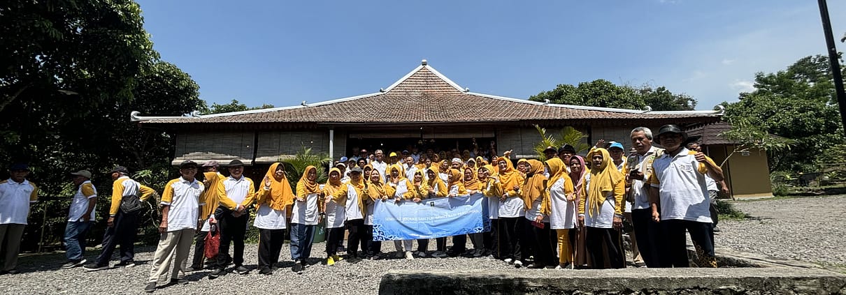 Foto bersama di depan aula The Allabun, Kaliurang